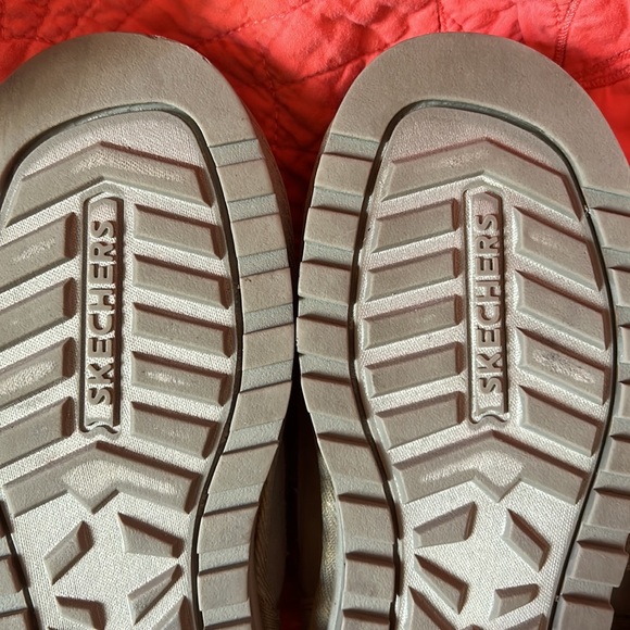 Nice Pair of Gently Worn Women’s Tan Skechers Suede & Sweater Boots, Size 6.5 - Picture 7 of 8